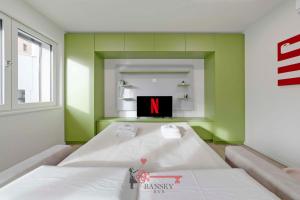 Zimmer mit einem Bett und einem TV an der Wand in der Unterkunft Home Sofia Room 5, for Couples -By EasyLife Swiss in Lugano