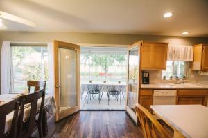 a kitchen with a view of a table and chairs at Haymakers Inn - Peaceful Country Views in Paso Robles