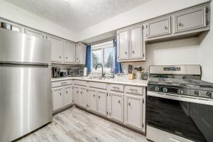 Kitchen o kitchenette sa Conneaut Lake Apartment Less Than 1 Mi to Waterfront!