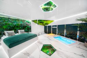 um quarto com uma cama e uma piscina em Apartamenty Sky Tower z Wanna Przy Oknie em Breslávia