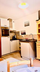 uma cozinha com um frigorífico branco e um lavatório em Apartement Morzine Avoriaz em Morzine