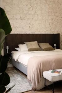 Rustic Style Apartments & Studios BCN في برشلونة: غرفة نوم بسرير كبير وجدار من الطوب