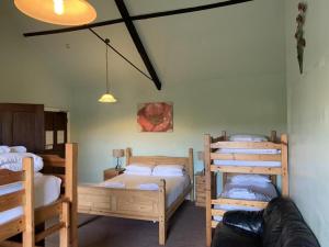 Tempat tidur dalam kamar di The Cromwell Arms Inn