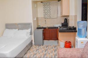 a small room with a bed and a kitchen at NIKO HOMES in Mombasa +1 photo