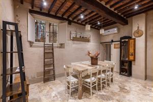 cocina con mesa y sillas en una habitación en Truffle House Tuscany Tuber Albidum Pico, en Montepulciano