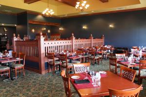 un restaurant avec des tables et des chaises ainsi qu'un bar dans l'établissement Rodd Crowbush Golf & Beach Resort, à Morell