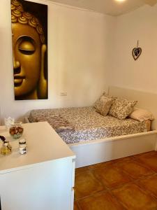 a room with a bed with a painting on the wall at FUENGIROLA Apartament POOL & PARKING in Fuengirola
