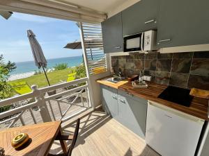 eine Küche mit Meerblick vom Balkon in der Unterkunft Studio vue mer avec piscine in Le Diamant