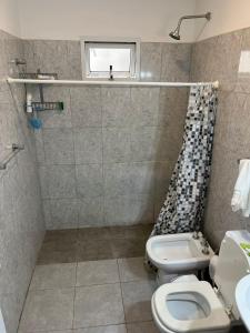 e bagno con doccia, servizi igienici e lavandino. di Departamentos Temporarios ATLAS a Presidencia Roque Sáenz Peña