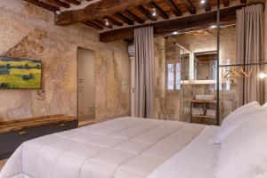 Un pat sau paturi într-o cameră la Truffle House Tuscany Tuber Albidum Pico
