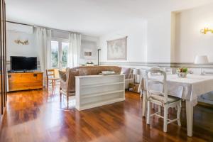 a living room with a table and chairs and a living room at Spacious, Air Conditioner, Few Minutes to the Castle in Malcesine