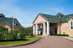 Morell罗德克洛布斯高尔夫及海滩度假酒店的一座前面有街道的大楼