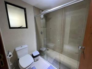 y baño con aseo y ducha acristalada. en Aldeia das Águas Park Resort - Quartier - Flat B102 en Barra do Piraí