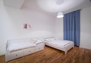 Een bed of bedden in een kamer bij Helen New Apartments Chain Florenc Prague