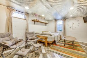 Schlafzimmer mit einem Bett, einem Tisch und Stühlen in der Unterkunft Chippewa Falls Vacation Rental 6 Mi to Eau Claire in Chippewa Falls