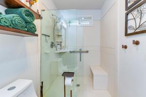 bagno con doccia in vetro e servizi igienici di Grants Pass Retreat with Hot Tub and Mountain Views! a Grants Pass
