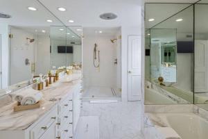bagno bianco con vasca e doccia di ৎ୭ Victoria ৎ୭ a Malibu