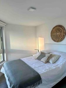 een witte slaapkamer met een groot bed met 2 kussens bij Apartamento nuevo super full in Punta del Este