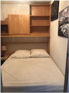 uma cama com duas almofadas num quarto em Appartement 6 couchages aux pieds des pistes em Chamrousse