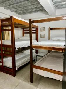 Zimmer mit 4 Etagenbetten in der Unterkunft Casa Y in Tolú