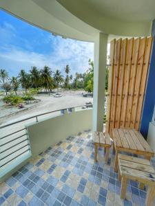 Oren في ماميغيلي: شرفة مع مقعد وإطلالة على الشاطئ