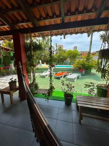 Casa Jambo Hostel Para Mulheres veya yakınında bir havuz manzarası