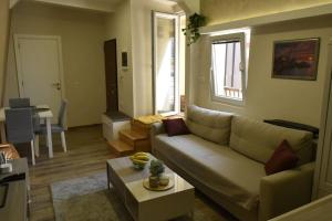 een woonkamer met een bank en een tafel bij Belgrade Center Penthouse Duplex in Belgrado
