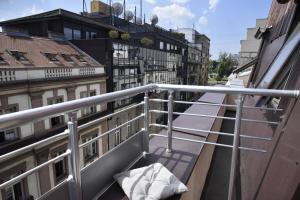een uitzicht vanaf het balkon van een gebouw bij Belgrade Center Penthouse Duplex in Belgrado