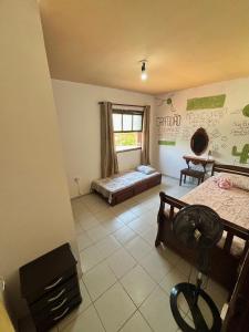 um quarto com duas camas e uma janela em Casa Jambo Hostel Para Mulheres no Guarujá
