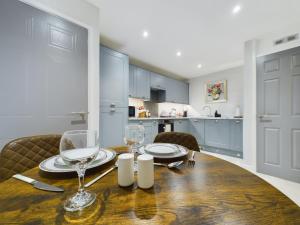 a dining room with a table and chairs and a kitchen at Modern Duplex Central Free Parking Wi-Fi in Cheltenham