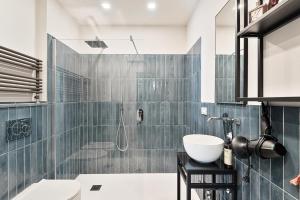 La salle de bains est pourvue d'une douche, de toilettes et d'un lavabo. dans l'établissement Rosso Malpelo, à La Spezia