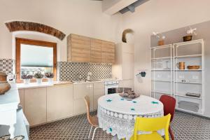 - une cuisine avec une table et des chaises dans la chambre dans l'établissement Rosso Malpelo, à La Spezia