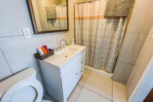 Un baño con inodoro, lavabo y ducha. en Relaxing 3BR 3 Bath close to the falls, en Niagara Falls