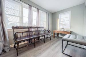una sala de estar con un banco frente a las ventanas en Relaxing 3BR 3 Bath close to the falls, en Niagara Falls 35 fotos más