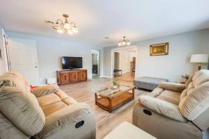 Una sala de estar con dos sofás y un televisor. en Relaxing 3BR 3 Bath close to the falls, en Niagara Falls