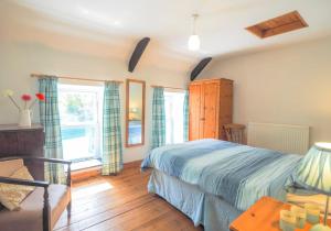 En eller flere senger på et rom på Pontfair - Charming Cottage 10 mins walk from beach