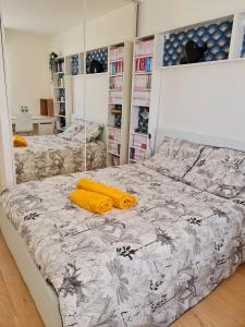 ピュトーにあるChambre, SDB et salon privés dans appartement 105m2- La Défenseのベッドルーム1室(黄色いシーツを使用したベッド2台付)