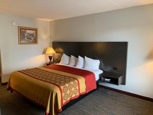 a hotel room with a large bed in a room at Travelodge by Wyndham Pigeon Forge in Pigeon Forge