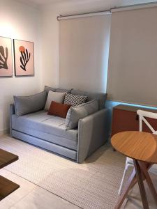 a living room with a couch and a table at Sinta-se em casa. in Barbacena