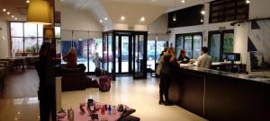 a group of people sitting at a bar in a restaurant at Hotel Cosmos in Mar del Plata