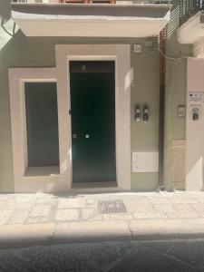 una porta verde sul lato di un edificio di Apulia 35 a Bari