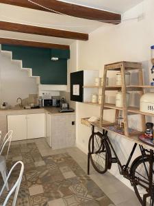 una cucina con una bicicletta parcheggiata in una stanza di Apulia 35 a Bari