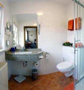 a bathroom with a sink and a toilet at Hotel Zur Linde in Neddenaverbergen