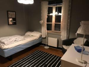 8 bed house in Vik, Åre في آرا: غرفة نوم صغيرة بها سرير ونافذة