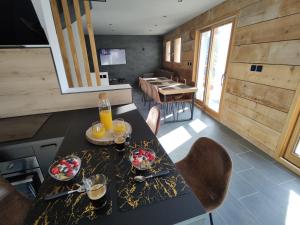 a dining room with a table and chairs at Chalet La Gave/La Meije in La Grave