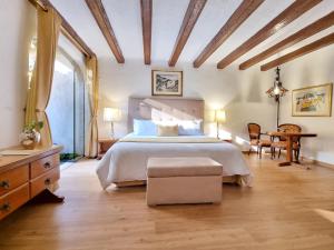 um quarto com uma cama grande e uma mesa em Antara Hotel & Suites - Miraflores em Lima