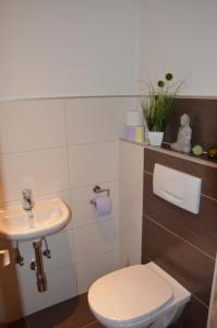 A bathroom at Gästezimmer Peterbauer