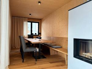 a dining room with a table and a fireplace at Chalet Bergfuchs in Anterselva di Mezzo