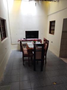 - une salle à manger avec une table et des chaises dans l'établissement Qosqo Apartments 3, à Cusco