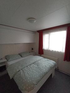 Giường trong phòng chung tại Chalet Drenthe huren! Hart van bosrijk Drenthe! -Rust, ruimte en ontspanning is genieten! Welkom! -Peace, space and relaxation is enjoyment! Welcome! -Ruhe, Raum und entspannung sind genuss! Willkommen!